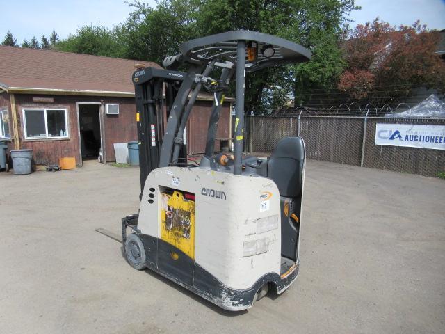 2014 CROWN RC 5545-40 NARROW AISLE STAND UP 36V ELECTRIC FORKLIFT