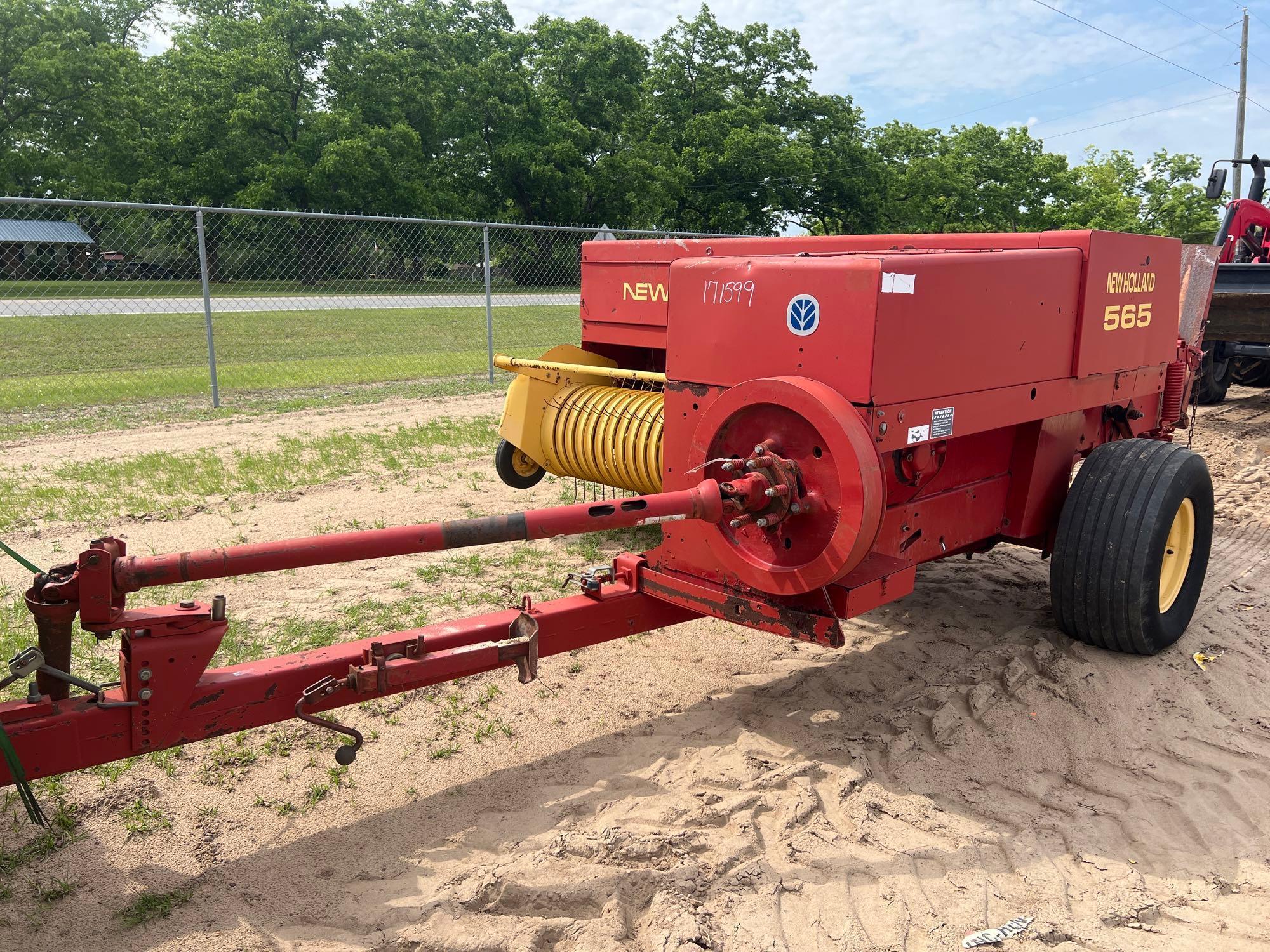 NEW HOLLAND 565 SQUARE BALER