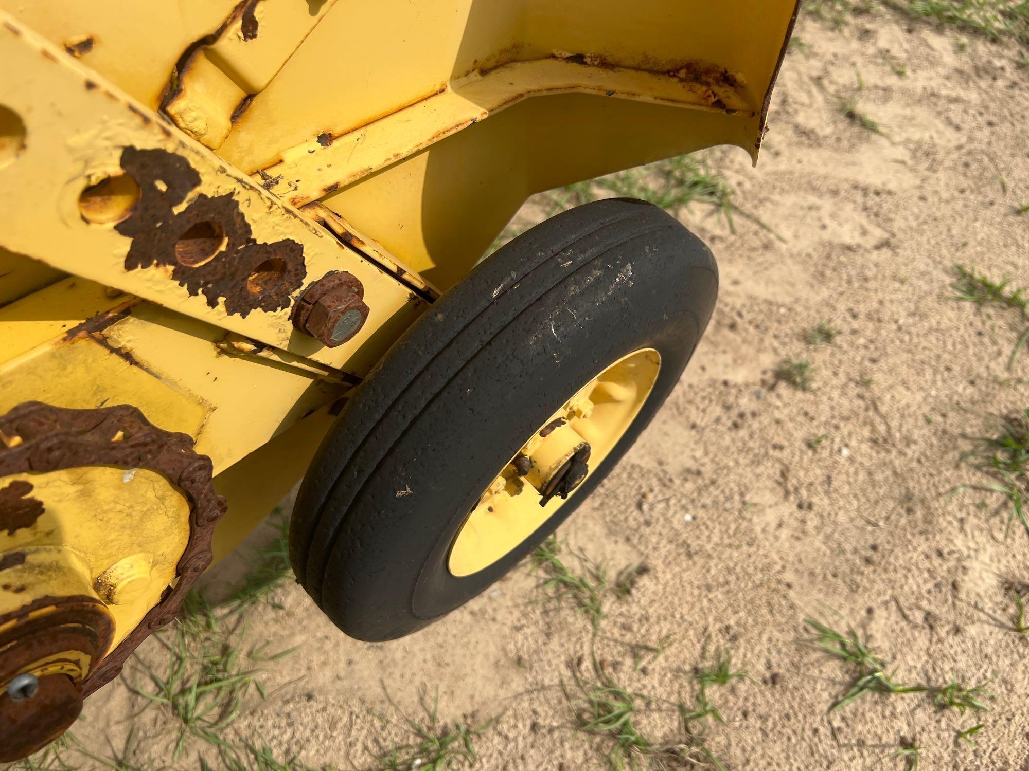 NEW HOLLAND 565 SQUARE BALER