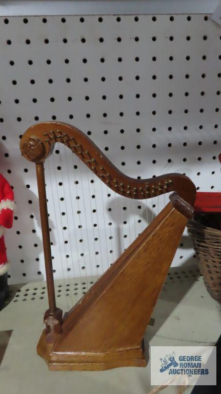 Enesco harp music box, plays Mozart's lullaby