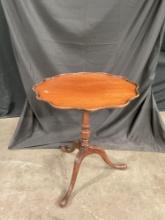 Antique Round Wooden Side or End Table w/ Carved Cabriole Legs & Beautiful Scalloped Edge. See pi...