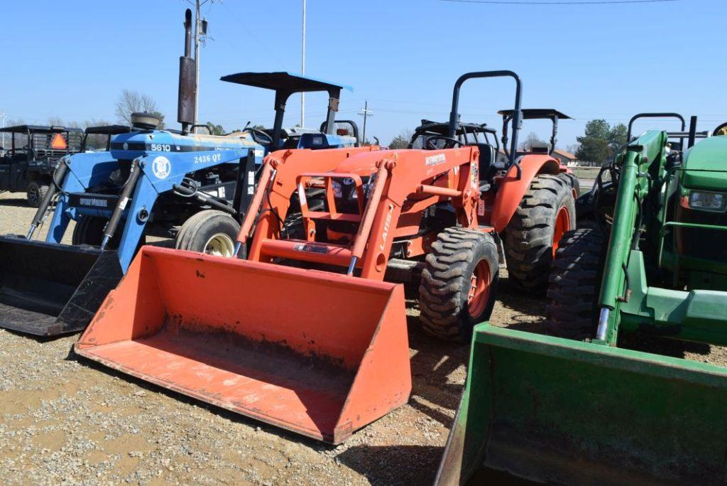 KUBOTA M7060 4WD ROPS W/ LDR AND BUCKET
