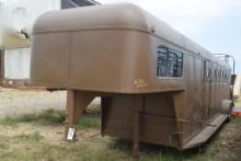 5 HORSE SLANT GN TRAILER W/ LIVING QUARTERS AND NEW PRIMER AND PAINT NO TITLE