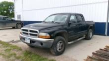 2000 DODGE DAKOTA 4 DR. 4WD, 4.7 V-8, auto, 3,000 miles on tires & spare, tonneau cover,+