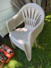(SHED) SET OF 5 PLASTIC OUTDOOR ARMCHAIRS, USED, IN GOOD CONDITION, INCLUDES OUTDOOR UMBRELLA