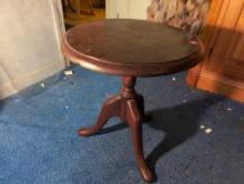 (DBR1) ROUND MAHOGANY QUEEN ANNE ACCENT LAMP TABLE WITH TAPERED EDGING. IT MEASURES 18" DIA X