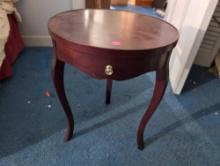 (DBR2) BOMBAY COMPANY ROUND ACCENT TABLE WITH CURVED LEGS AND A FAUX. DRAWER. IT MEASURES APPROX.