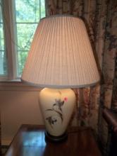 (UPOFC) VINTAGE WHITE GLASS TABLE LAMP WITH PAINTED FLORAL DETAILING. SITS ON A ROUND WOODEN BASE.