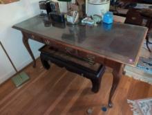 (UPOFC) NATIONAL MT. AIRY QUEEN ANNE WRITING DESK WITH THREE DRAWERS. DECORATIVE BRASS PULLS. GLASS