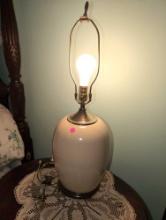 (UPBR2) CERAMIC TABLE LAMP ON ROUND WOODEN BASE WITH BRASS HARP & FINIAL. MEASURES 28-1/2"T.
