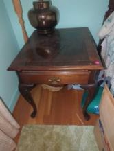 (UPBR2) MAHOGANY 1 DRAWER END TABLE. GOOD CONDITION WITH SOME COSMETIC WEAR, 22"X 26 3/4"X 24 1/4"H