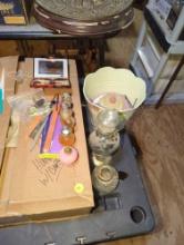 (GAR) LOT OF ASSORTED ITEMS TO INCLUDE EARLY STYLE AVON PERFUME, EARLY STYLE MAKEUP COMPACT WITH