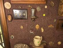 (DEN) LOT TO INCLUDE: VINTAGE/ANTIQUE BROOCHES, CAMEO BROOCHES, SM. FRAMED PICTURES OF GIRLS POSING,