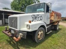 1997 VOLVO WG42T WATER TRUCK VN:844767 powered by diesel engine, equipped with 6 speed transmission,