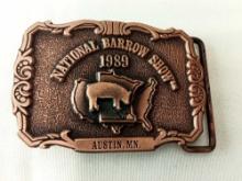 BELT BUCKLE NATIONAL BARROW SHOW AUSTIN MN 1989 LIMITED EDITION #91 OF 100 DIST BY HOWE ADV