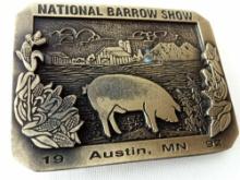 BELT BUCKLE NATIONAL BARROW SHOW AUSTIN MN 1992 LIMITED EDITION #62 OF 100 DIST BY HOWE ADV