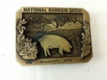 BELT BUCKLE NATIONAL BARROW SHOW 1992 AUSTIN MN LIMITED EDITION #46 OF 100 DIST BY HOWE ADV