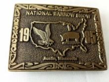 BELT BUCKLE NATIONAL BARROW SHOW AUSTIN MN 1985 LIMITED EDITION #104 OF 100 DIST BY HOWE ADV