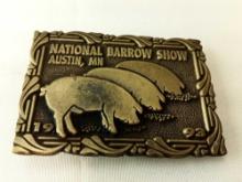 BELT BUCKLE NATIONAL BARROW SHOW AUSTIN MN 1993 LIMITED EDITION #062 OF 100 DIST BY HOWE ADV