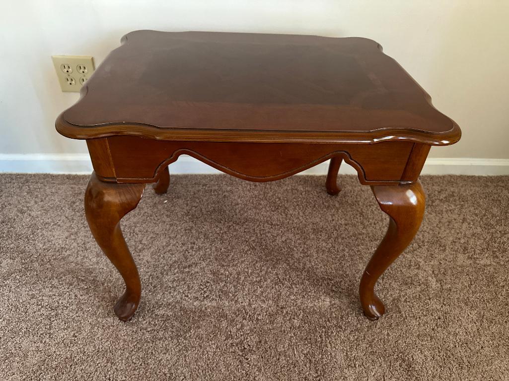 Mahogany Finish, Queen Anne Style Legs End/Lamp Table
