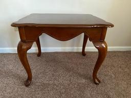Mahogany Finish, Queen Anne Style Legs End/Lamp Table