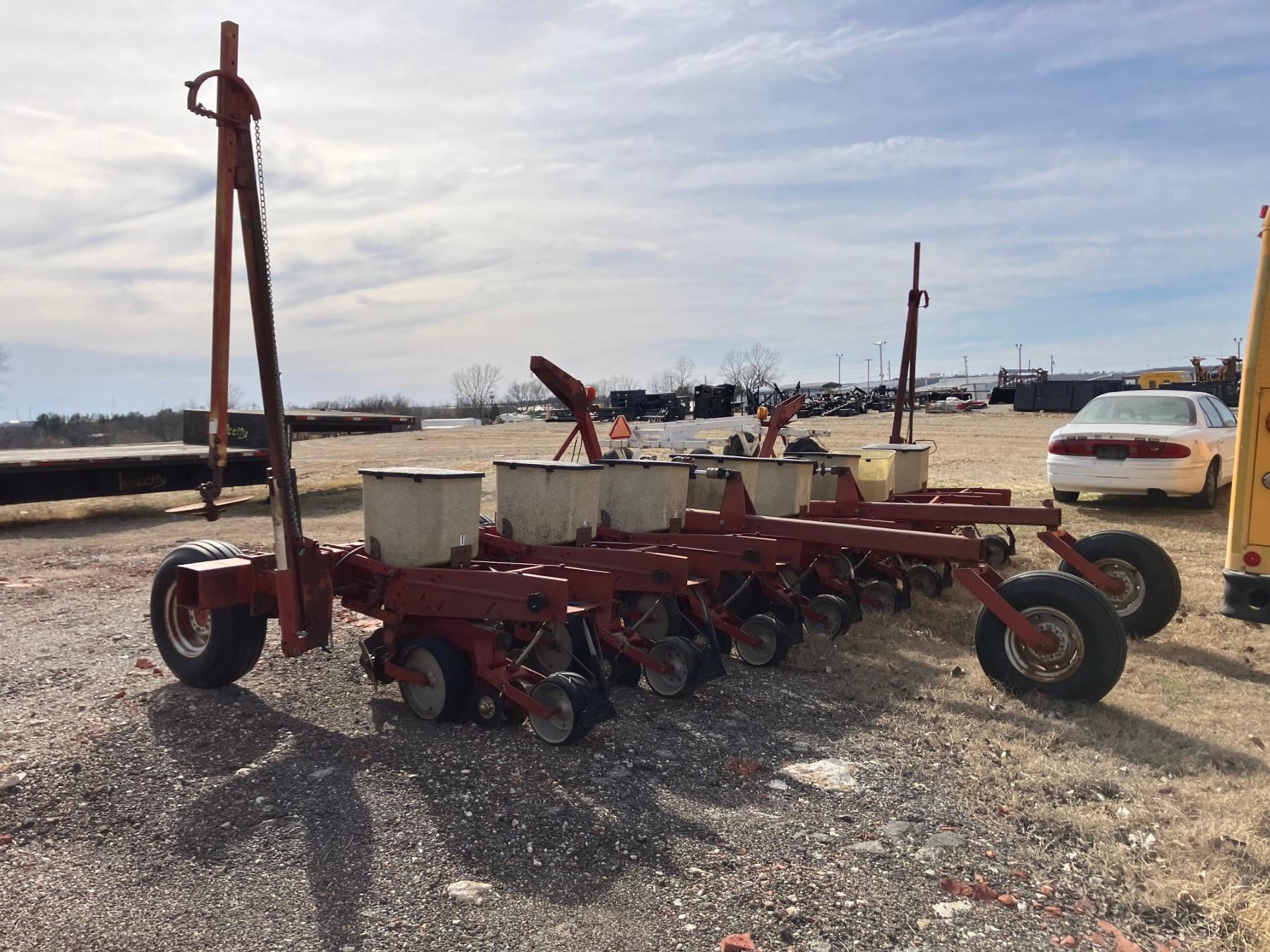 CASE 900 8 ROW PLANTER W/MARKERS