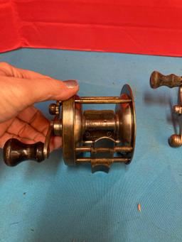 2 fishing reels