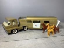 Vintage 1960s Structo Vista Dome Horse Carrier with Horses and in Excellent Condition