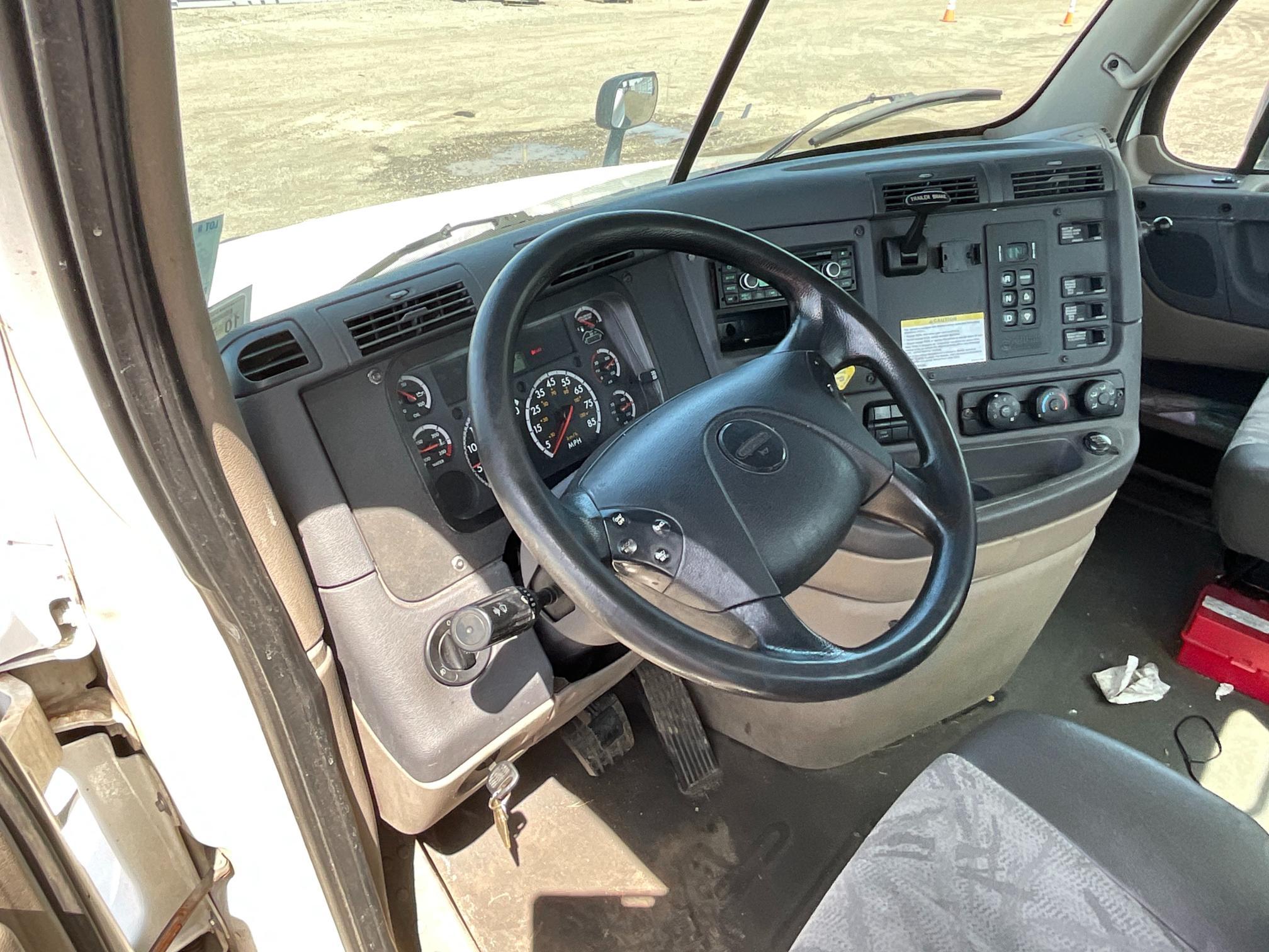 2016 Freightliner CA125 Day Cab