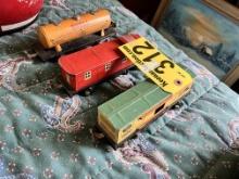 LOT: 4-LIONEL MODEL TRAIN CARS W/ TRAIN TRACK