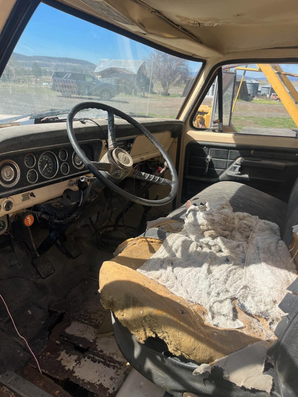 1975 Ford 700 Sells with title