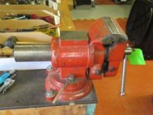 4.75" Bench Vise w/ Pipe Vise