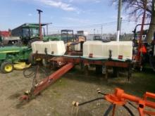 International 900 6 Row Corn Planter with Liquid Fertilizer Tanks (5208)