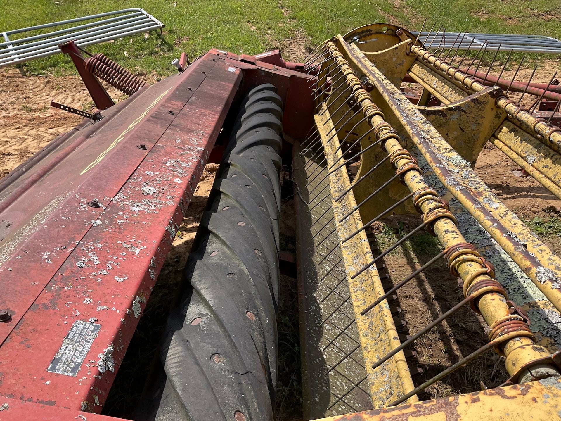 New Holland 9 ft Hay Bind