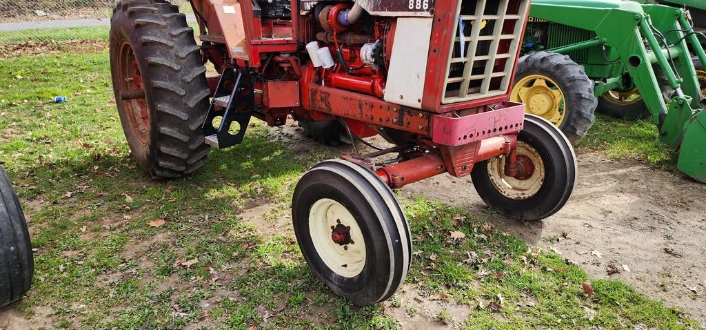 1977 International 886 Tractor (RIDE AND DRIVE)
