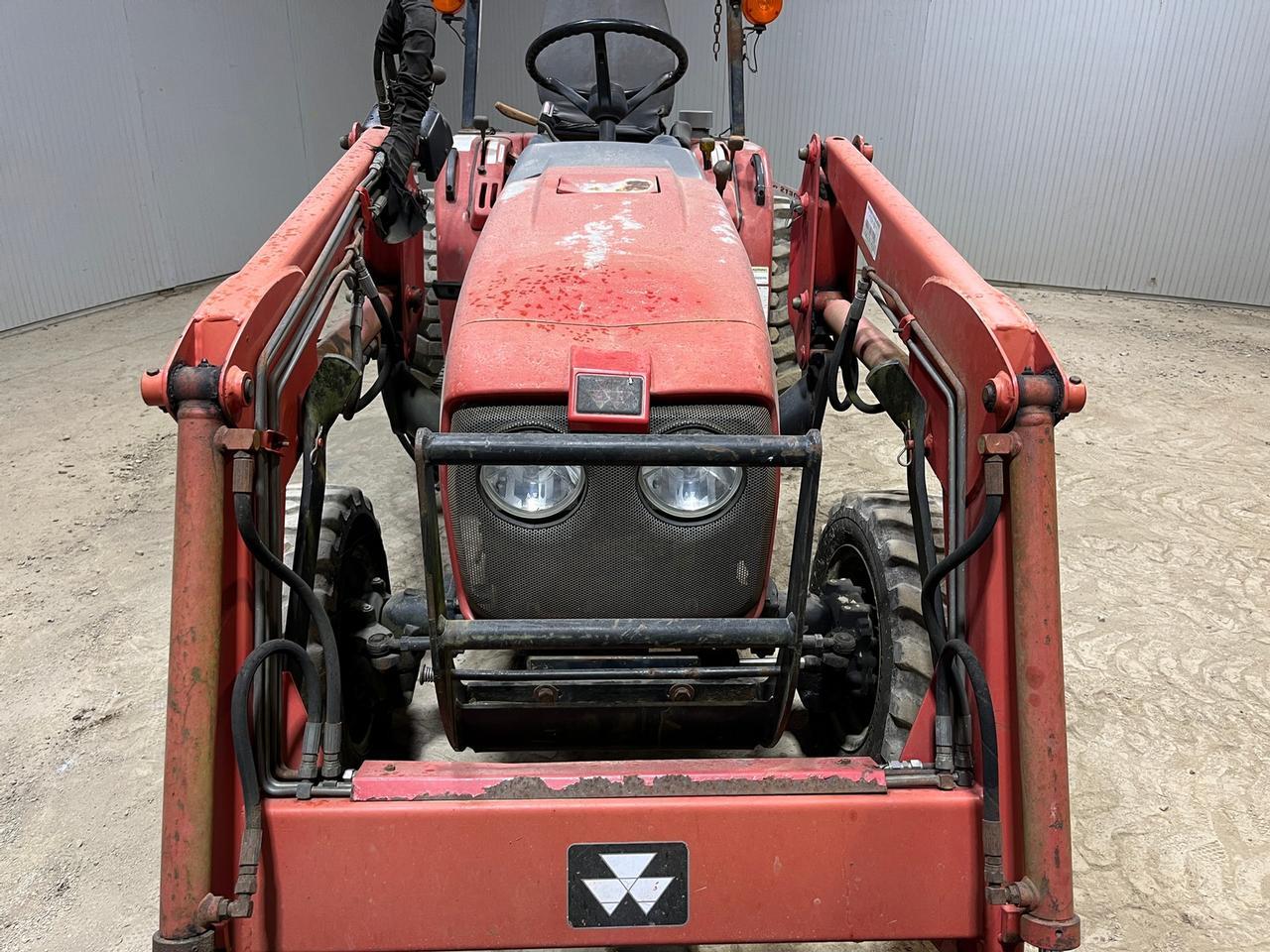 Massey Ferguson 1528 Compact Tractor with Loader