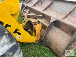 Hyundai HL40-7 rubber tired loader with hydraulic coupler, GP bucket, 20.5/25 tires, enclosed cab,