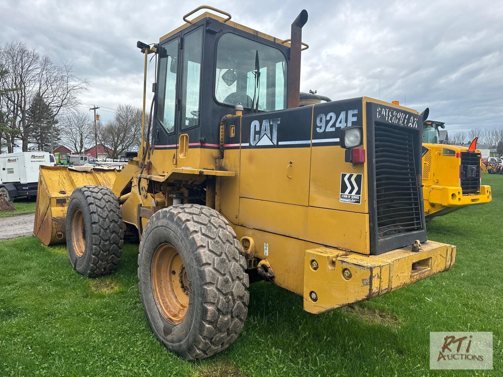 Caterpillar 924F articulated loader, hydraulic coupler, GP bucket, enclosed cab, 17.5R25 tires, rear