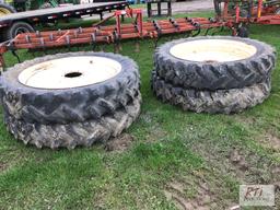 Complete set of tires and wheels for a sprayer