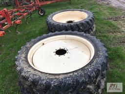 Complete set of tires and wheels for a sprayer