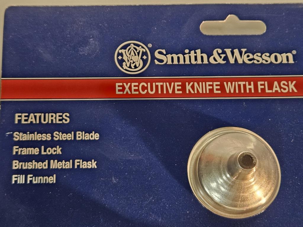 Smith & Wesson Executive Knife with Flask Set