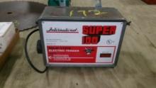 CORDED INTERNATIONAL SUPER 100 ELECTRIC FENCER