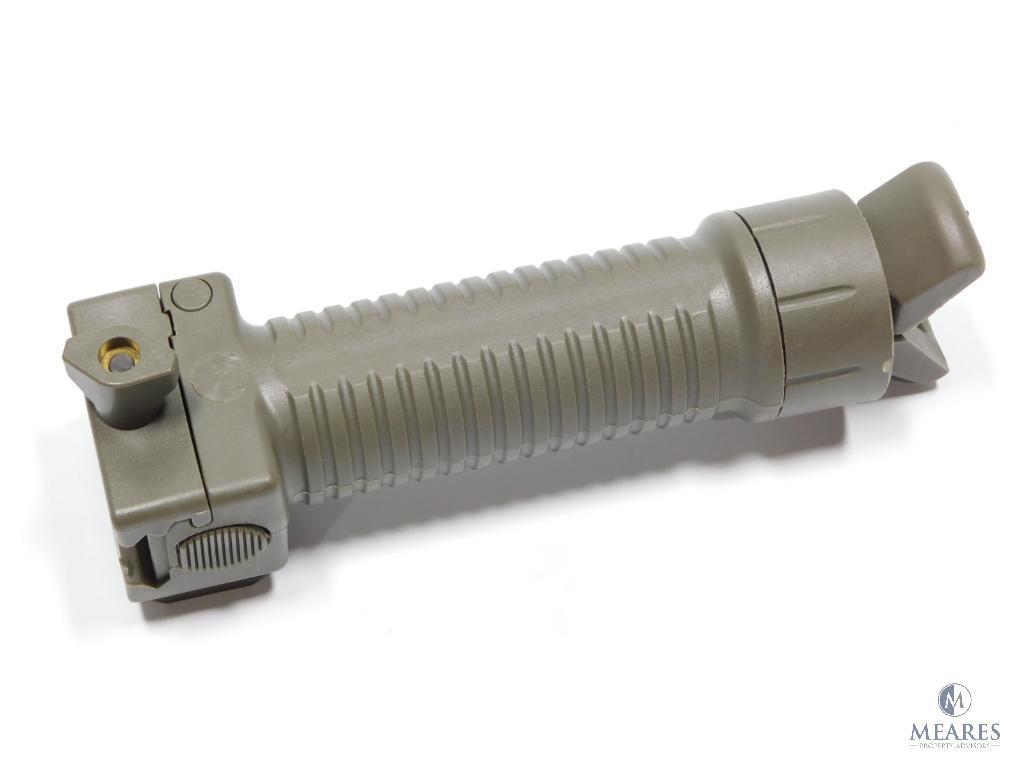 Vertical AR15 Forward Grip With Pop Out Bipod